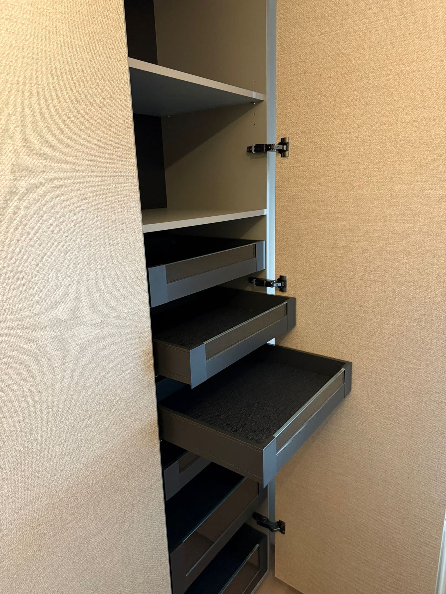 Maatwerk kledingkast met linnen look fronten
