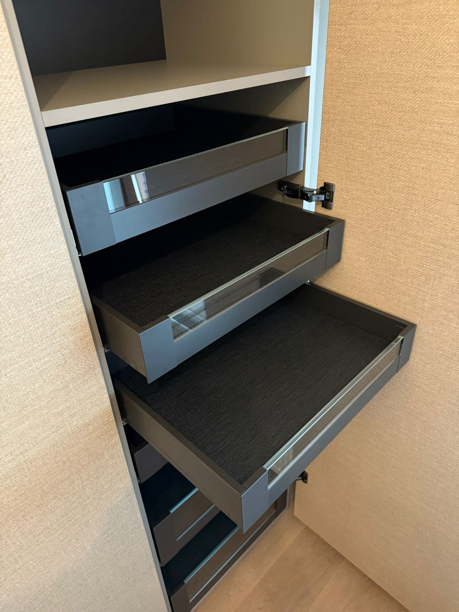 Maatwerk kledingkast met linnen look fronten